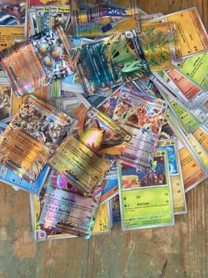 Stort paket Pokémonkort mix - Säljer ett stort paket med blandade Pokémonkort, både vanliga och holografiska. Flera olika typer och färger, inklusive kort med coola foil-effekter och olika Pokémon från olika generationer. Perfekt för samlare eller dig som vill bygga din egen lek.
