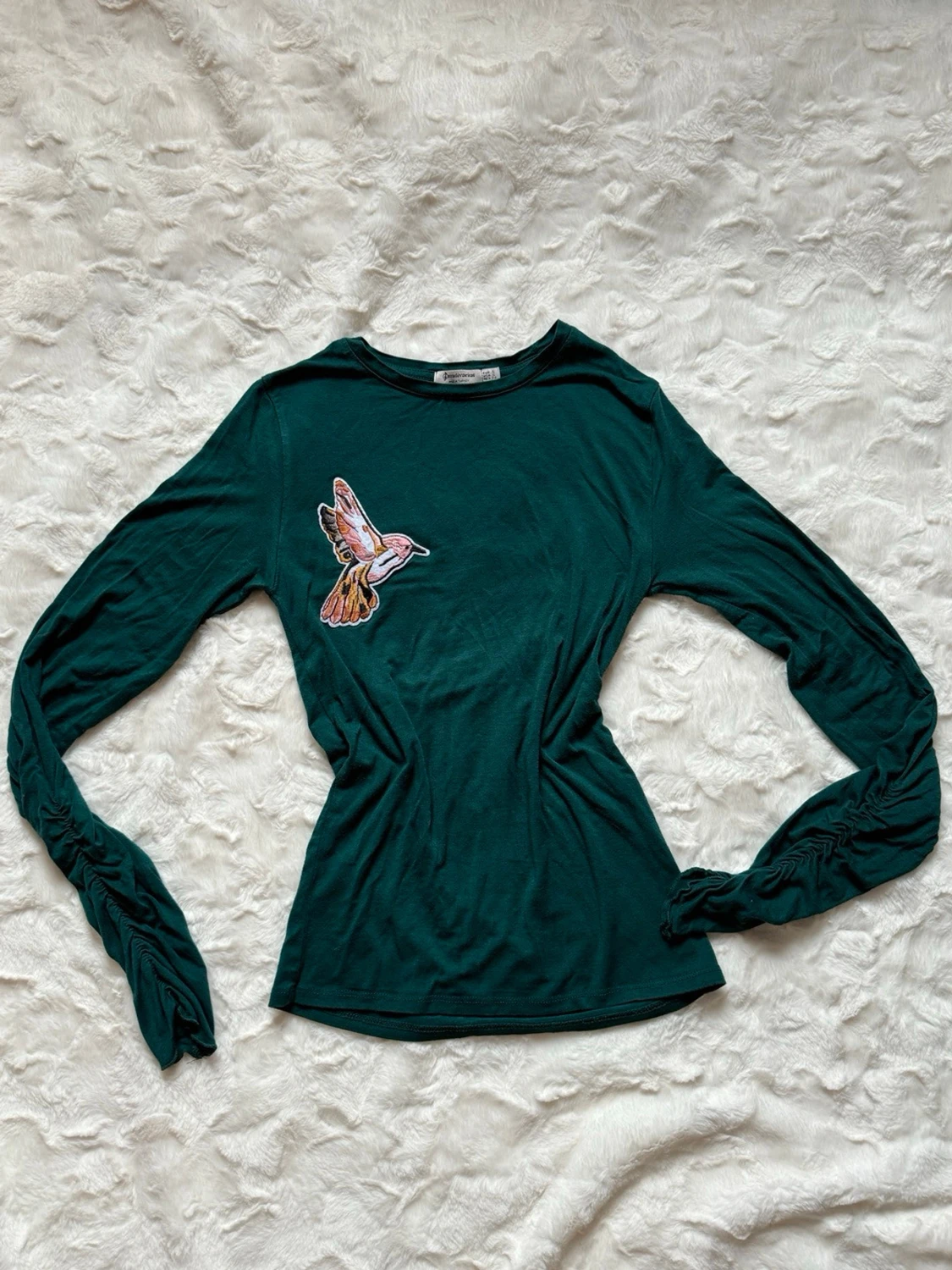 Mörkgrön topp med fågelapplikation