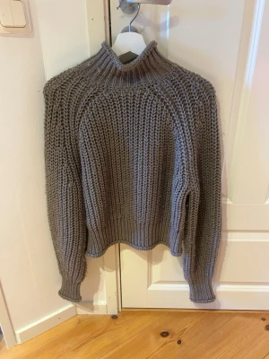 Stickad tröja från h&m - Fin stickad tröja från h&m. Hittar inte lappen med storlek osv, men är 99% säker på att den är i storlek S. 🤍