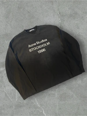 Svart Acne Studios t-shirt | S - Säljer en svart t-shirt från Acne Studios med tryck 'Acne Studios STOCKHOLM 1996' på bröstet. Klassisk rund halsringning och normal passform. Perfekt för dig som gillar stilrena och ikoniska plagg från populära märken.