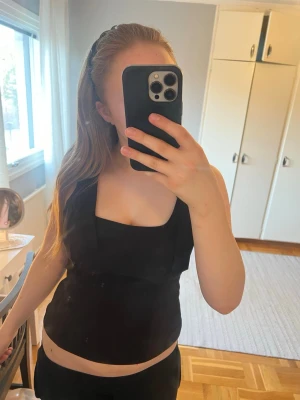 Svart blus/topp från zara - Svart snygg blus ifrån zara, aldrig använd💕