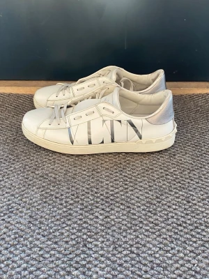 Valentino open - Snygga vita sneakers från Valentino, perfekta inför sommaren  | dom är i mycket bra skick, 8,5/10 | sulan är i bra skick och har inga större skador | storlek 44 | pris kan diskuteras! 
