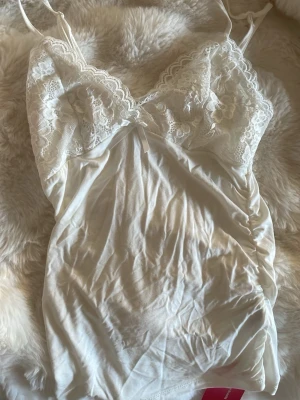 Spetslinne!🤍😽 - Jag säljer ett alldeles nytt spetslinne ifrån SHEIN med prislapp kvar i storlek XS.