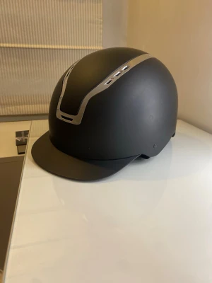 Säker och bra ridhjälm - Ridhjälm i storlek M💞🤍 Använd endast 8 ridlektioner – bra skick, fungerar helt utmärkt. Perfekt för barn/ungdom som vill ha en säker hjälm. Hjälmen har en liten repa för bak. Pris: 300kr ✨ Först till kvarn! 