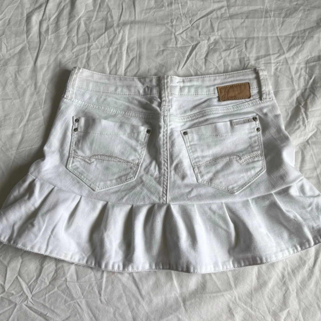 Vit jeanskjol med volang - 1