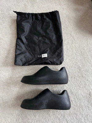 Yeezy sl-02 - Yeezy dojja använda fåtal gånger. Köpta på hemsidan! Storlek 9 (43-44) 