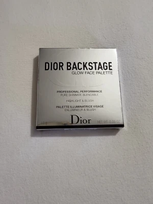 Dior Backstage Glow Face Palette - Dior Backstage Glow Face Palette är en highlighterpalett med fyra nyanser: Sheer Gold Pearl, Shimmer Rose, Metallic Pink Gold och Metallic Golden Peach. Paletten har en spegelblank silverförpackning och ger ett skimrande, blendbart resultat för ansiktet.