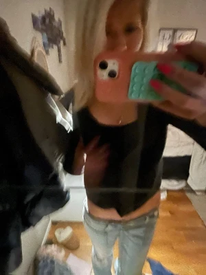 Svart kofta med lång ärm - Säljer en svart stickad kofta med knappar och långa ärmar