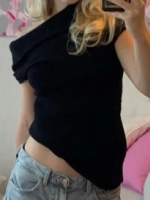 Assymetrisk stickad tröja  - Superfin kortärmad stickad tröja 