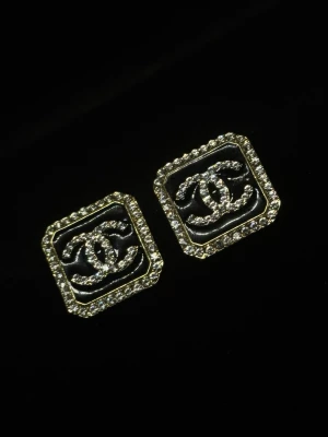 Örhängen  - Helt nya örhängen.