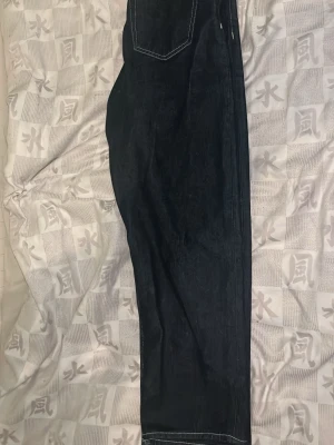 Loose fit jeans från H&M mörkblå - Säljer ett par mörkblå loose fit jeans från H&M. De har raka ben, klassisk femficksmodell och kontrastsömmar. Tillverkade i denim med en avslappnad passform som är perfekt för en chill och trendig look.