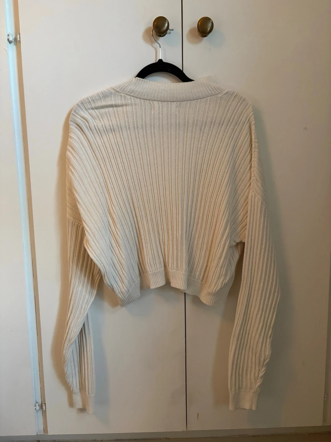 Vit ribbstickad croppad tröja - 1