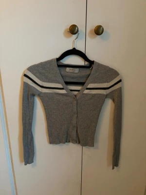 Kofta - Mjuk kofta från pull and bear. 