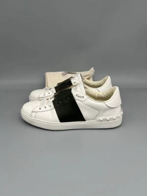 Valentino Open Sneaker Army Green - • The shoes have been gently used and are in very good condition  • Size: 43.5 (fits 44–44.5)  • Color: Army Green  • Retail price: 7280 SEK / 590€  • Dustbag included