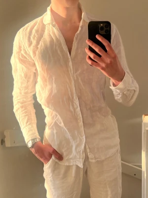 Vit linneskjorta från Massimo Dutti - Stilren linneskjorta från Massimo Dutti!