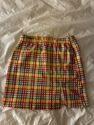 Kjol - Färgglad kjol i nytt skick, men från SHEIN. Säljs billigt för att återanvända plagg. 