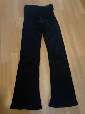 Svarta stickade yogapants - Säljer ett par svarta stickade yogapants. Perfekta för en avslappnad och chill stil. Materialet känns mjukt och stretchigt, vilket gör dem riktigt bekväma att ha på sig.