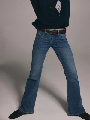 Blå low waist jeans - Säljer ett par skit snygga och väldigt lågmidjade jeans från h&m❣️ Aldrig använda☺️ Nypris: 300kr