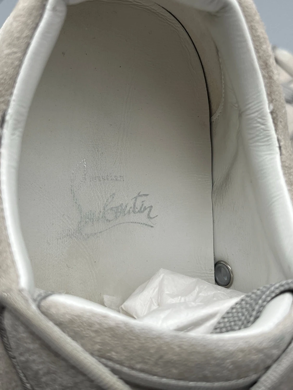 Louboutin skor i grå mocka med spikar  - 5