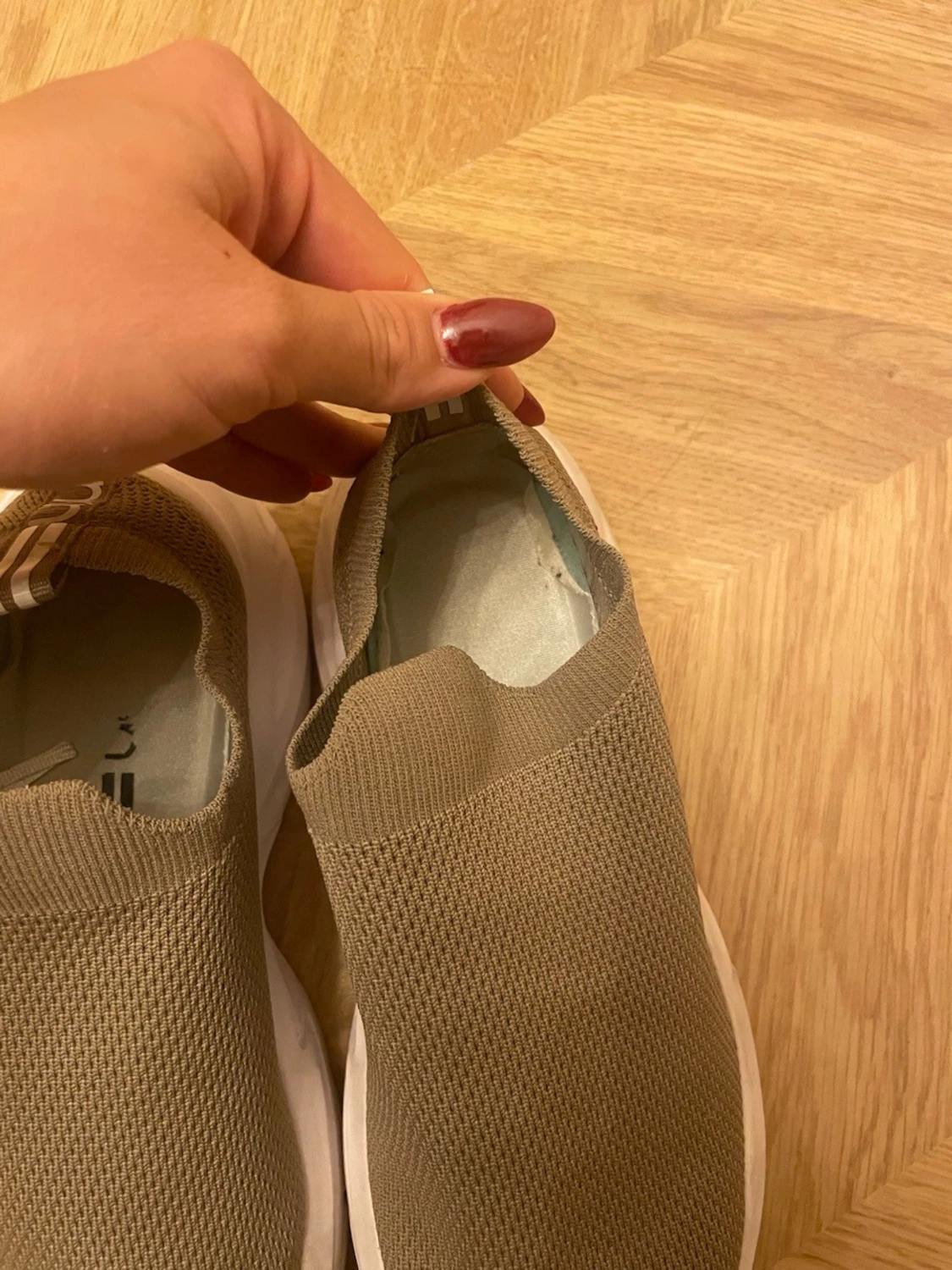 Beige slip-on sneakers från Amin - 4