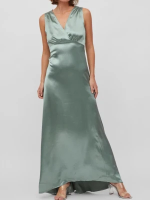 Grön långklänning i satin - Elegant långklänning i ljusgrön satin med omlott-v-ringning och ärmlös design. Oanvänd med lappen kvar därav priset. Har en både i 36 och 38 så skriv vilken ni vill ha💞