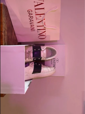 VALENTINOS!! - Jag säljer mina marinblå och vita Valentinos. Har bara använt nu under våren och börjar växa ur dom. Har sina små skavanker som syns på bilderna men annars i toppenskick. Alla tillbehör följer med!!🔥🔥Skriv vid fundering🔥👊