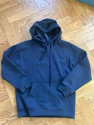 Blå hoodie - Fet blå hoodie. Blir borttagen om man nämner märke. Storlek M.