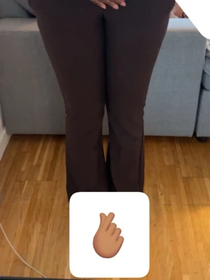 Bruna kostymbyxor - Säljer ett par bruna kostymbyxor i storlek 34 från Bikbok som inte används men är jätte snygga! 