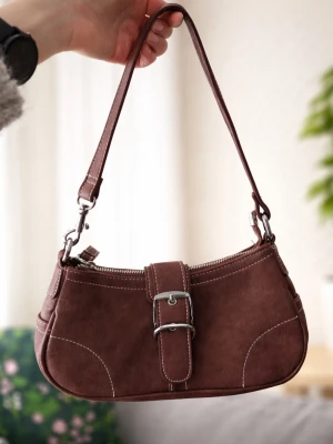 Brun axelremsväska med spänne - Snygg helt oanvänd brun handväska i mockaimitation med silverfärgat spänne och vit kontrastsöm. Väskan har en avtagbar axelrem och dragkedja upptill. Perfekt storlek för det viktigaste och trendig 90-talsvibe. Från Bikbok