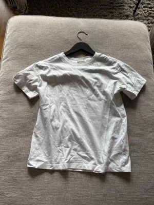Vit basic t-shirt i bomull - Säljer min vita t-shirt!