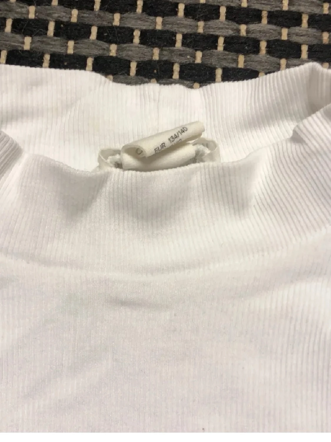 Vit polotröja med ribbad krage - 1