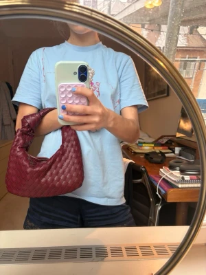 Bottega liknande väska - As snygg vinröd bottega liknande väska! Vet ej vart den är ifrån❤️ 