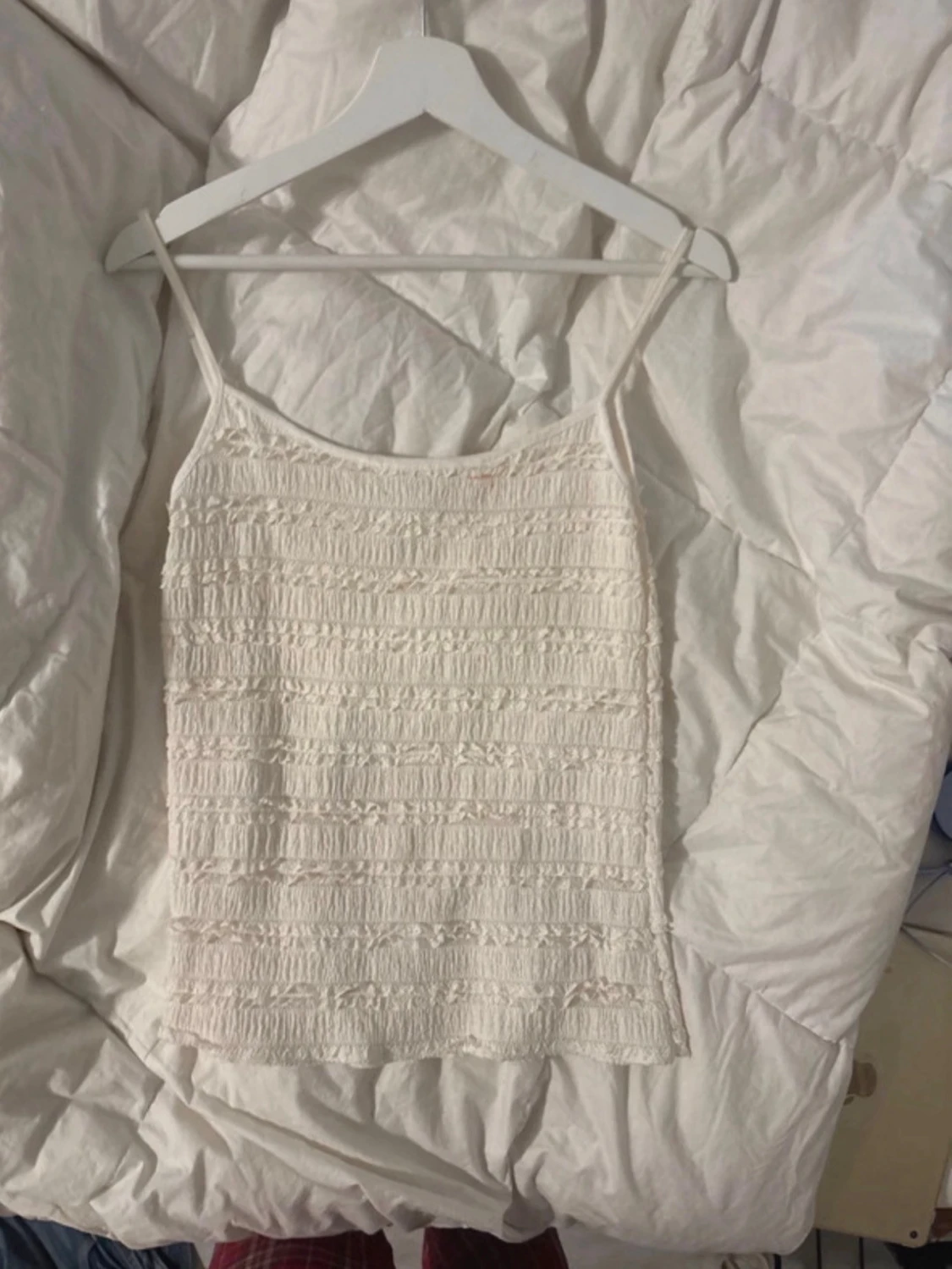 Vit smockad linnetopp med tunna band - 1