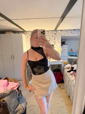 Spets body  - Säljer denna body från asos! Så fint skick endast använd i någon timme! 