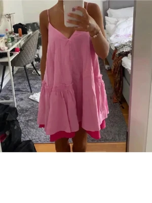 COS - Världens finaste klänning🥹🌷knappt använd, kan gå ner i pris vid snabb affär 