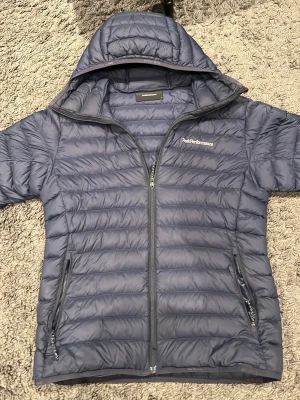 Mörk blå peakperformance jacka  - En mörk blå peakperformance jacka i väldigt bra skicka och använd fåtal gånger.  Storlek medium.