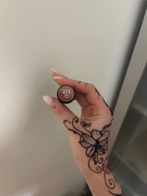 L'Oréal läppstift 222 Liege Cocoa - Snyggt läppstift från L'Oréal i nyansen 222 Liege Cocoa. Färgen är en varm brun ton med en mjuk finish. Hylsan är svart och stilren, och själva läppstiftet har en klassisk rund form. Perfekt för dig som gillar naturliga, jordnära färger.