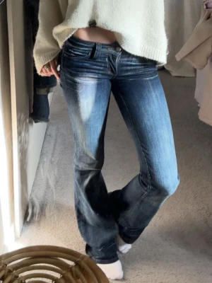 Mörkblå låga  bootcut jeans  - Snygga mörkblå bootcut jeans med låg midja från weekday cheapmonday. Storlek 24/32 