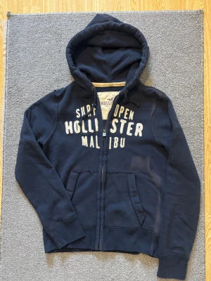 Vintage Hollister Zip-Hoodie - Säljer denna snygga hollister koftan | Storlek M | Skicket är väldigt bra förutom blekningsfläckar fr solen, se bilder | Model 175cm, 68kg | Hör av vid funderingar!