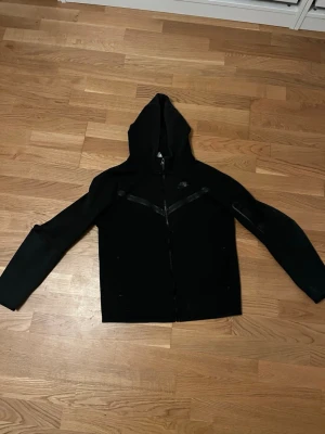 Svart Nike Teck - Svart Nike Teck äkta! Knappt använd!