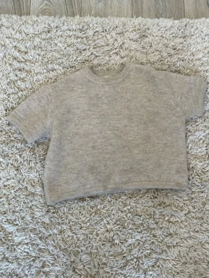 Beige kortärmad tröja  - mysig, beige, korgarnas tröja ifrån Gina tricot. 💞