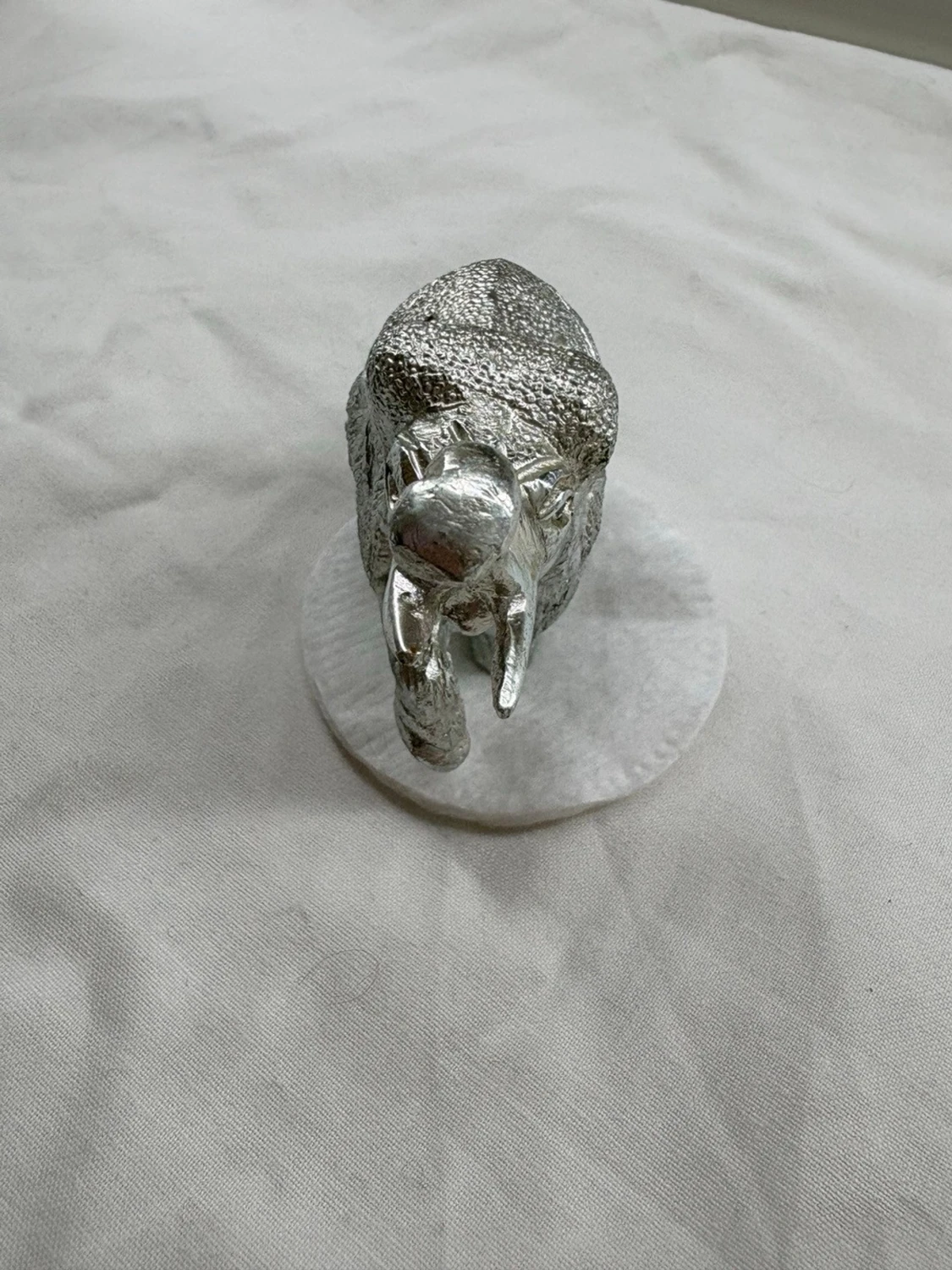 Dekorativ silverfärgad elefant