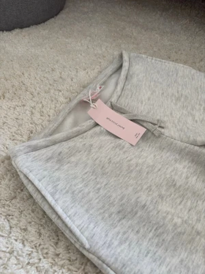Ljusgrå mjukisbyxor Gina Tricot - Säljer ett par ljusgrå mjukisbyxor från Gina Tricot. Byxorna har dragsko i midjan och är gjorda i ett mjukt, skönt material. Fick den som present från pappa men de var för liten. Den är oanvänd och lappen är kvar men inte kvitto. Köpte för 199kr och säljer för 149kr.