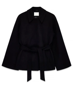 Svart kappa med knytskärp - Stilren svart kappa med bred krage och knytskärp i midjan. Ny med pris lapp! Ordinarie pris 900. ✨