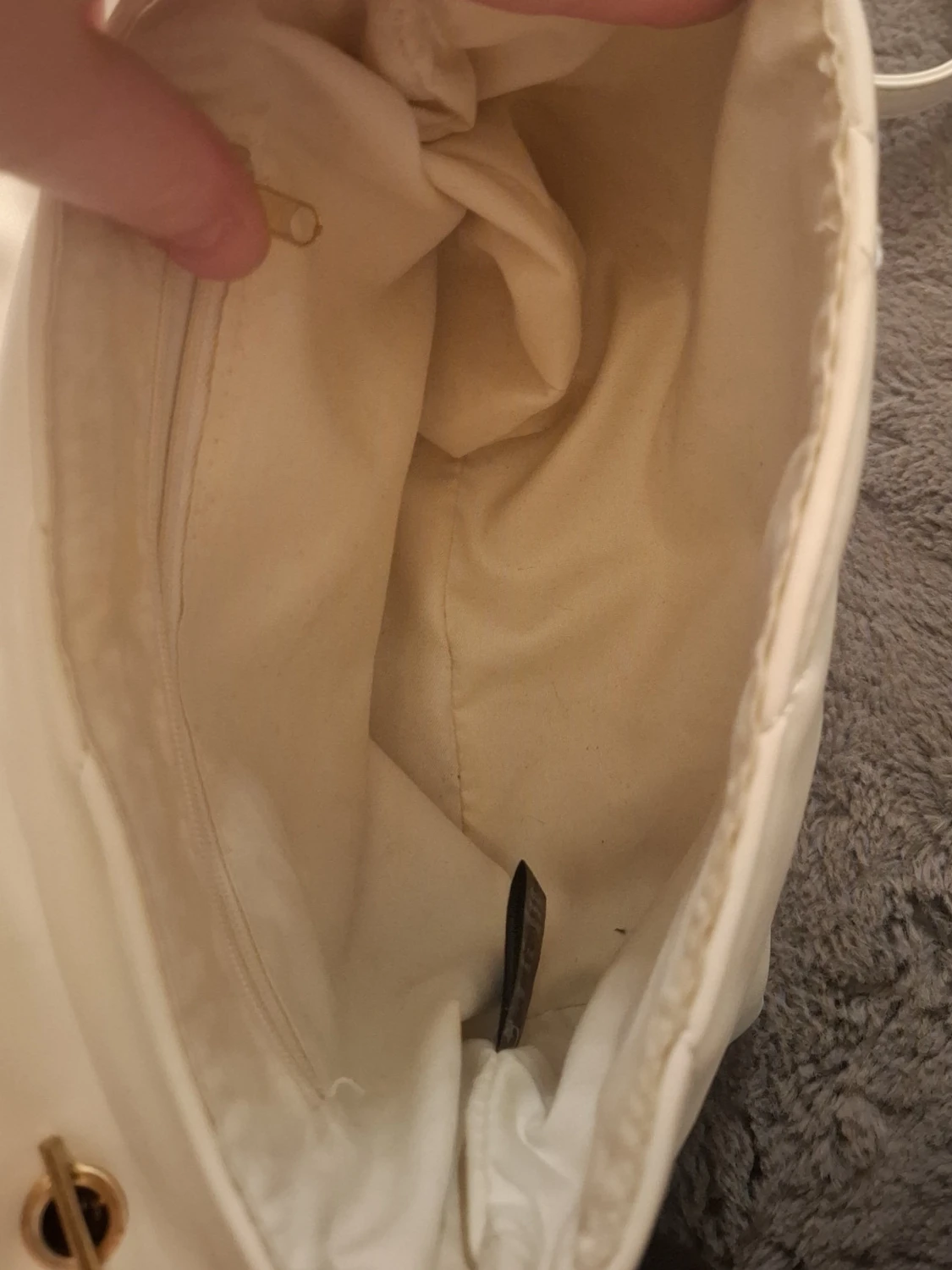 Vit quiltad axelväska med guldkedja - 2