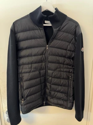 Moncler Cardigan Tricot - Moncler Cardigan Svart. Storlek L. Skick 9/10. 