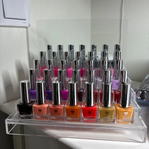 Nagellack/Gel Polish - Stort set med nagellack från Lilly Nails. 60 olika färger + 5 Base coats & 5 Top coats. Marjoiteten är inte använda. Det ”svarta” på locken är från klistermärken som har suttit på men som nu är borttagna. Annars är dom i fint skick. Välj inte instabox då paketet kommer vara för stort! Ordinarie pris ca 2500kr