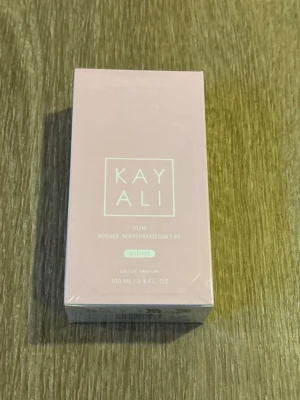 Kayali Yum Boujee marshmallow 100ml - Helt ny Kayali Yum Boujee Marshmallow | 81 Intense Doften har noter av persika, jordgubbe, rosa marshmallow, krämig kokos, vanilj och ros. Flaskan rymmer 100 ml och designen är modern och stilren