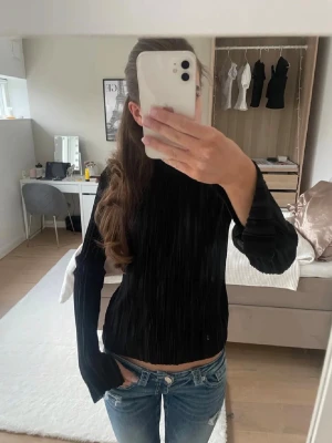 Svart ribbad polotopp - Såå fin långärmad topp perfekt till middagar, fester mm