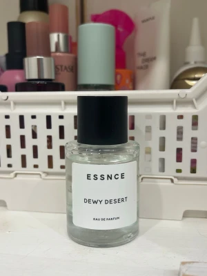 Essnce Parfym - Essnce Dewy Desert parfym som tyvärr inte kommer till användning, doften är väldigt ”ren” och fräsch och har inslag av viol och magnolia 